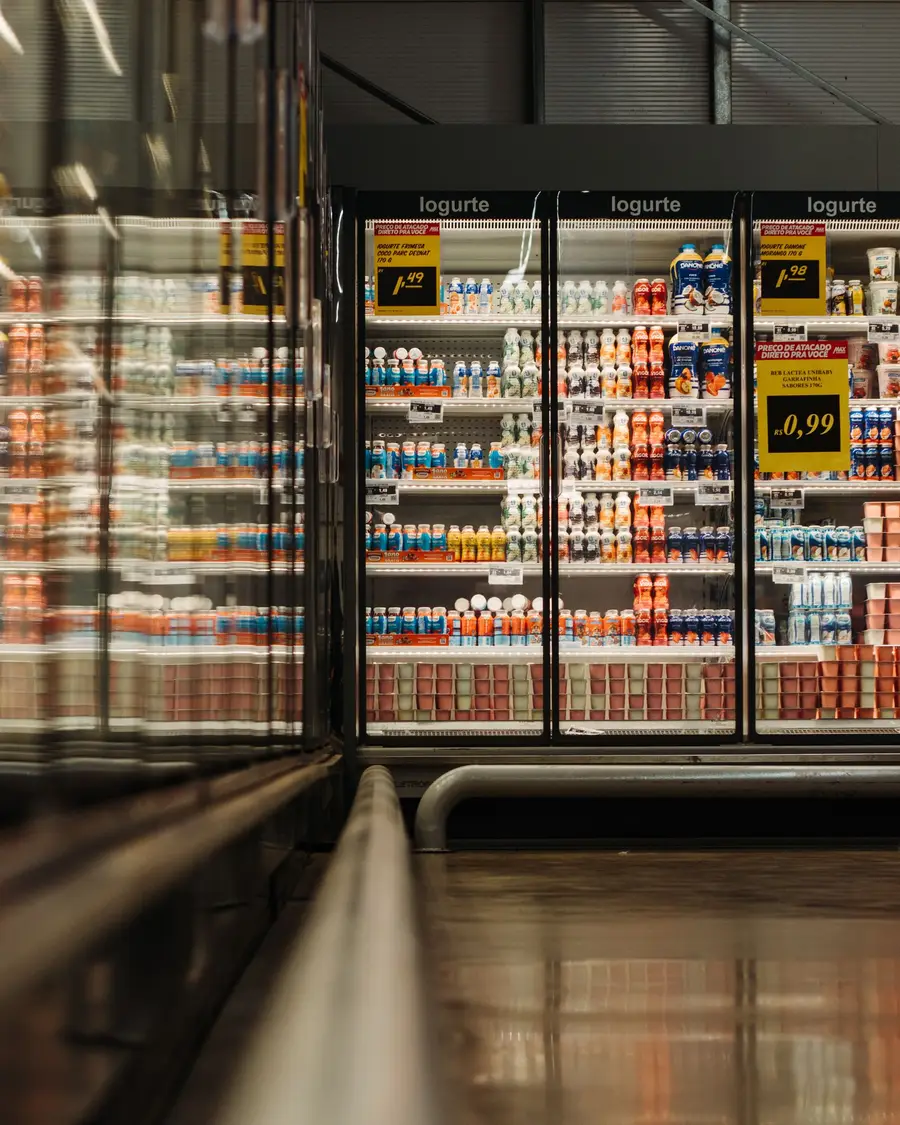 Expositores refrigerados de supermercado em funcionamento